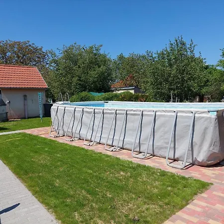 Schoenes In Mit Sehr Grossen Pool * Balatonbereny