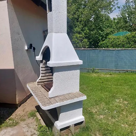 Schoenes In Mit Sehr Grossen Pool 度假居 Balatonberény