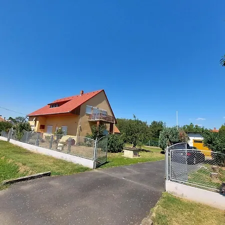 Schoenes In Mit Sehr Grossen Pool Holiday home